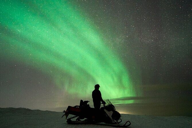 3 Hours Snowmobiling under Auroras and Night Sky - Guides and group control: what you gain from a small English-speaking team