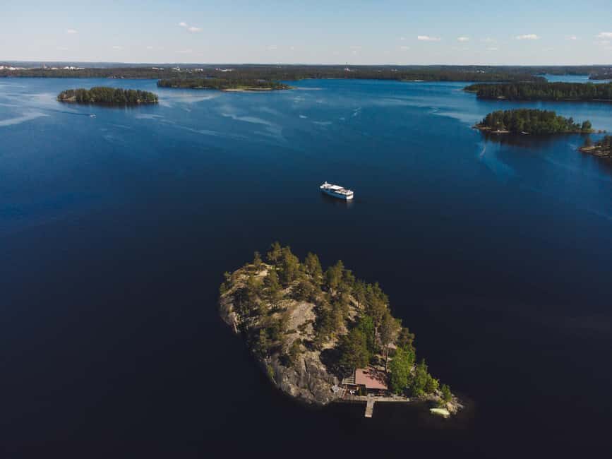 Cruise around Savonlinna archipelago - Olavinlinna Castle from the water: the photo and viewpoint payoff