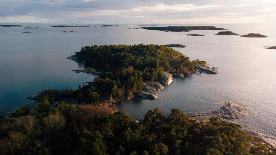 From Helsinki: Guided Tour of Porkkalanniemi Peninsula - Midway campfire stop: Finnish snacks and berry juice with sea views