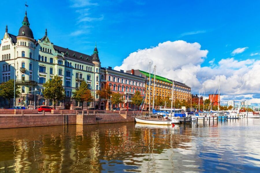 Helsinki: City Highlights and Suomenlinna Eco-Friendly Tour - Old Market Hall and the Amanda Statue: everyday Finland in plain sight