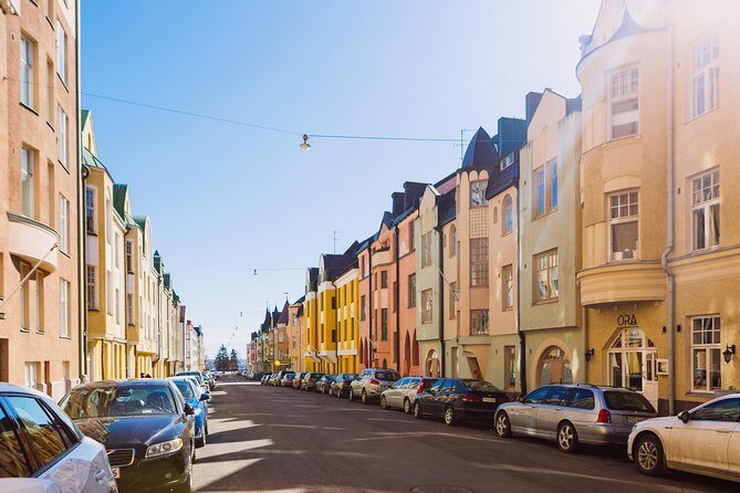 Helsinki tram tour with a city planner - Huvilakatu and Iso Roobertinkatu: colorful homes meet design-district energy