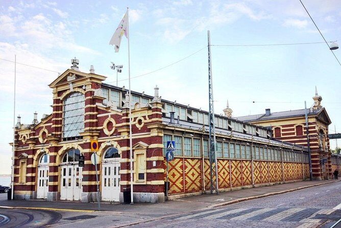 Helsinki Walking Tour with PRIVATE Professional guide - Old Market Hall: A Short, Free Taste of Local Commerce