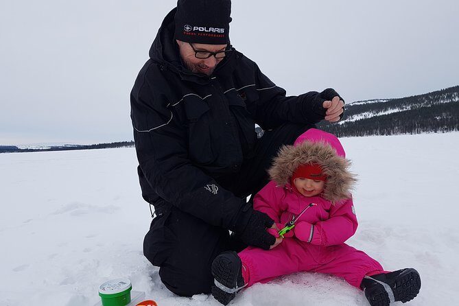 Ice fishing by car with hot beverages at Pyhä-Luosto - The first lesson: drilling a hole and understanding the ice