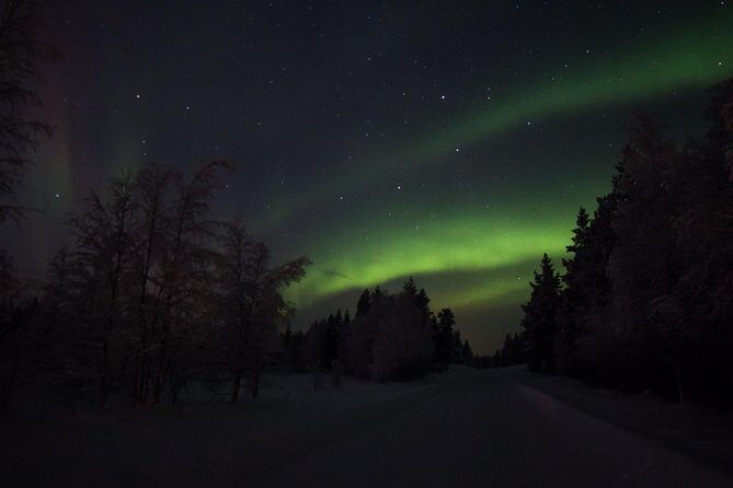 Northern lights hunting with car - Fire, roast sausages, and hot drinks: the warm-up that keeps the night fun