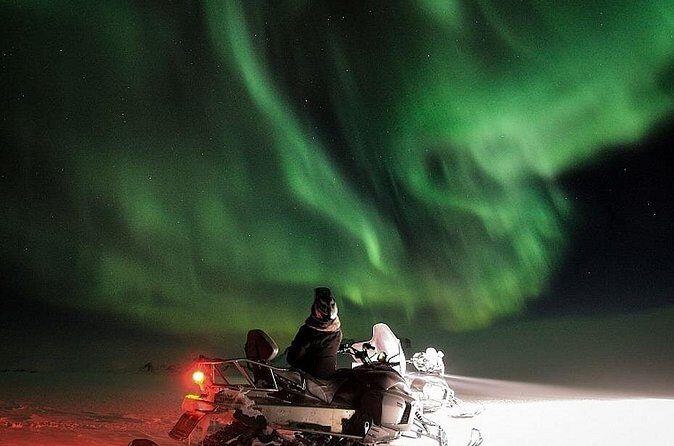 Northern Lights Snowmobile Hunt - Equipment and cold-weather gear: comfort is your real superpower