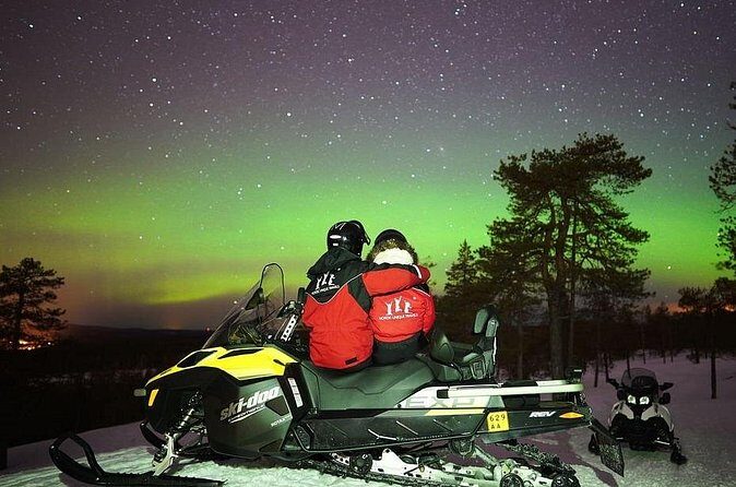 Northern Lights Snowmobile Hunt - Campfire stop: hot snacks, waiting time, and the comfort trade-offs