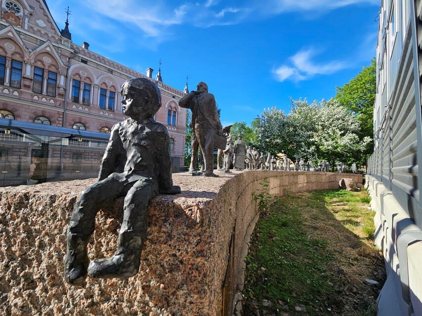 Oulu: City Tour - Starting at the Big Policeman Statue: Easy, Not Stressful