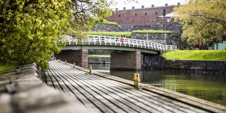 Private tour to Suomenlinna and Helsinki - Walking Suomenlinna’s Fortifications With a Guide