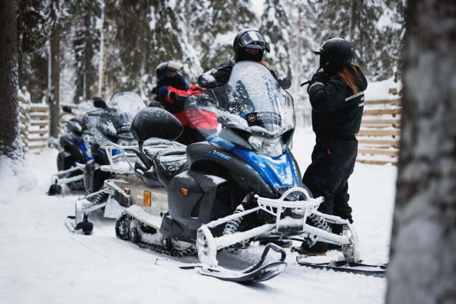 Rovaniemi: Arctic Circle Highlights by Snowmobile - Huskies on the move: 500 meters of pure energy