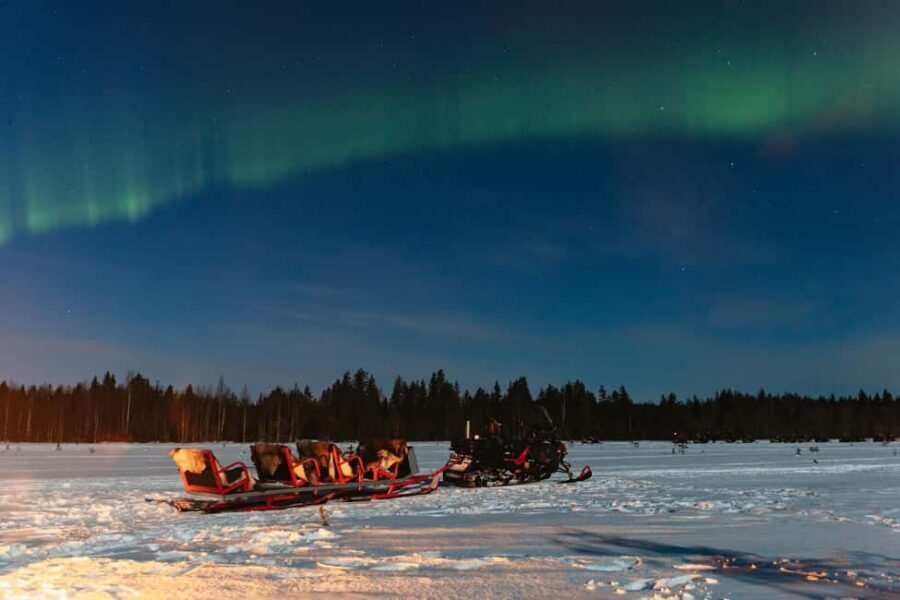Rovaniemi: Northern Lights Family-Friendly Snowmobile Safari - Family setup: sharing the snowmobile and kids in the sleigh