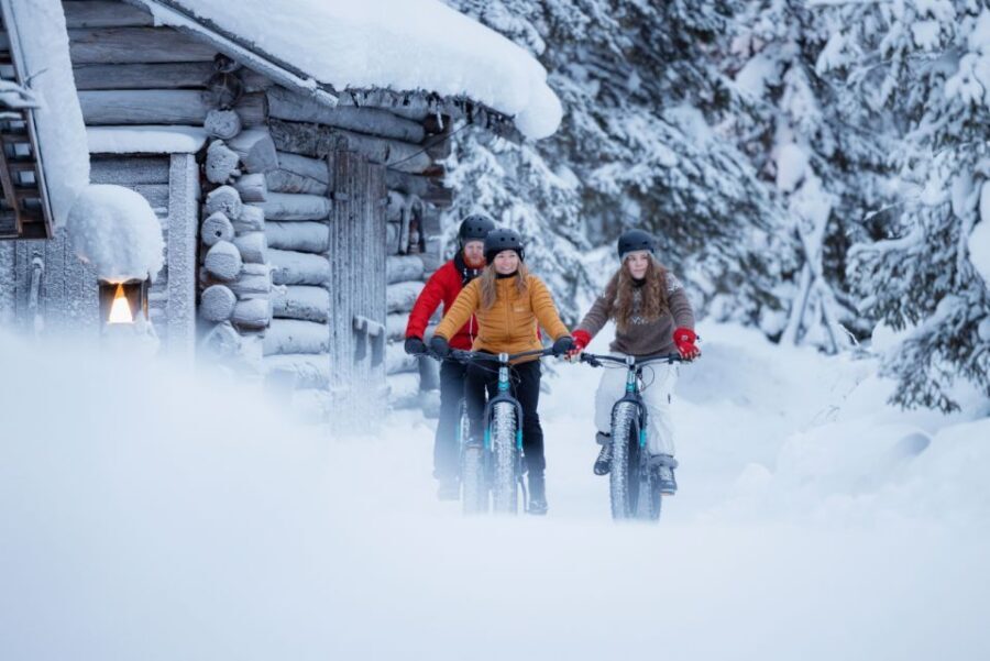 Ruka: Guided fatbike safari - The fire stop and grilled sausages: warmth that resets your energy