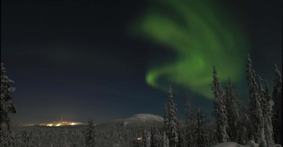 Ruka: Searching for the northern lights with snowshoes - The guide and the fireplace stop: where the tour turns personal