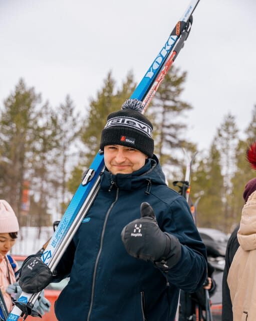 Saariselkä: Cross-Country Skiing for beginners - The pickup and van ride: quick, easy, and easy to spot