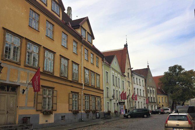Tallinn Day Cruise from Helsinki - Kadriorg Park and Toompea Hill: break from medieval lanes