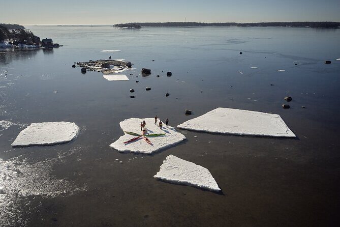Winter kayaking in Eastern Helsinki archipelago - Kallahdenniemi Beach: your first taste of winter water