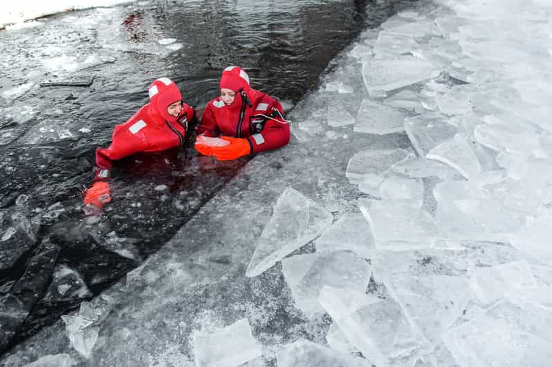 Ylläs: Lake Ylläsjärvi Ice-Floating Experience - Step-by-step: from dressing to lying in the ice hole